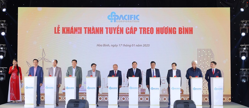 Các đồng chí lãnh đạo tỉnh cùng chủ đầu tư và cố vấn bấm nút khánh thành Tuyến cáp treo Hương Bình